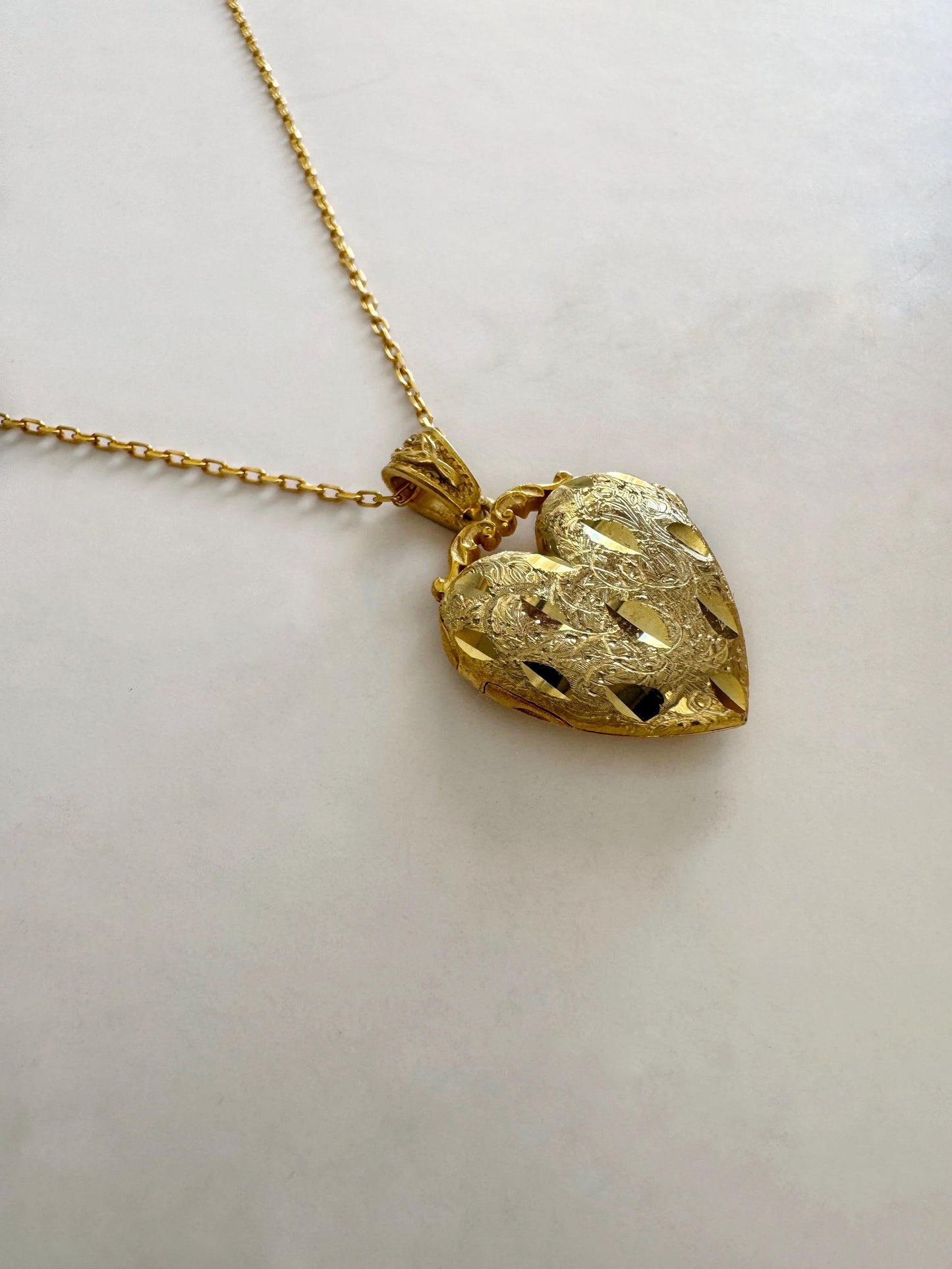 Gold Heart Locket Necklace – Personalized Photo Keepsake Pendant in Solid Gold or Gold-Plated Silver