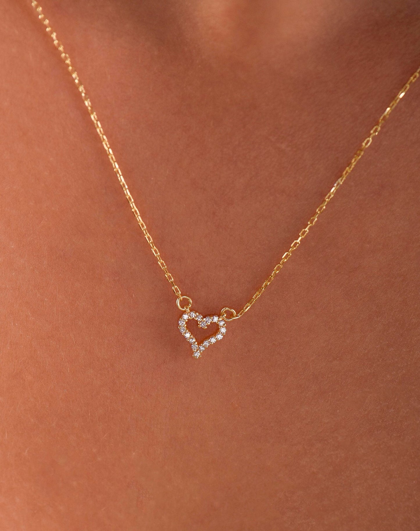 14K Solid Gold Heart Necklace, Minimal Diamond Stone Heart Necklace, Minimal Heart Necklace, Gift For Mom
