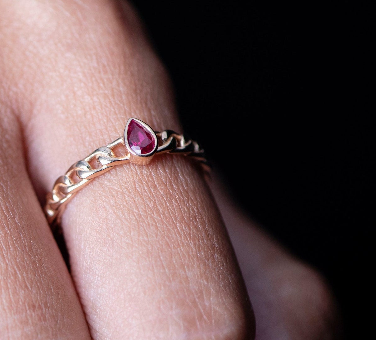Chain Band Ruby Ring – 14K Gold Pear Cut Ruby | Statement Ring for Her | Mother’s Day Gift | Made to Order
