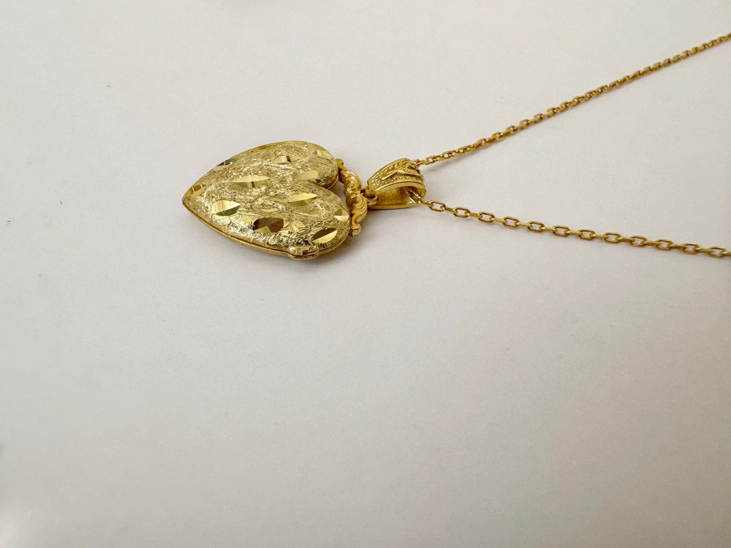 Gold Heart Locket Necklace – Personalized Photo Keepsake Pendant in Solid Gold or Gold-Plated Silver