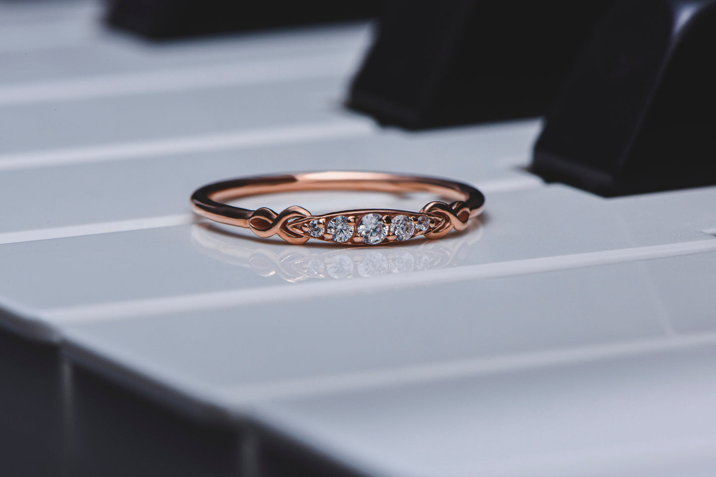 Minimal Gold Diamond Ring, 5 Stone Gold Diamond Ring, Thin Band Gold Ring, Minimal Diamond Stone Ring,Promise Gift Ring,Gift For Mom