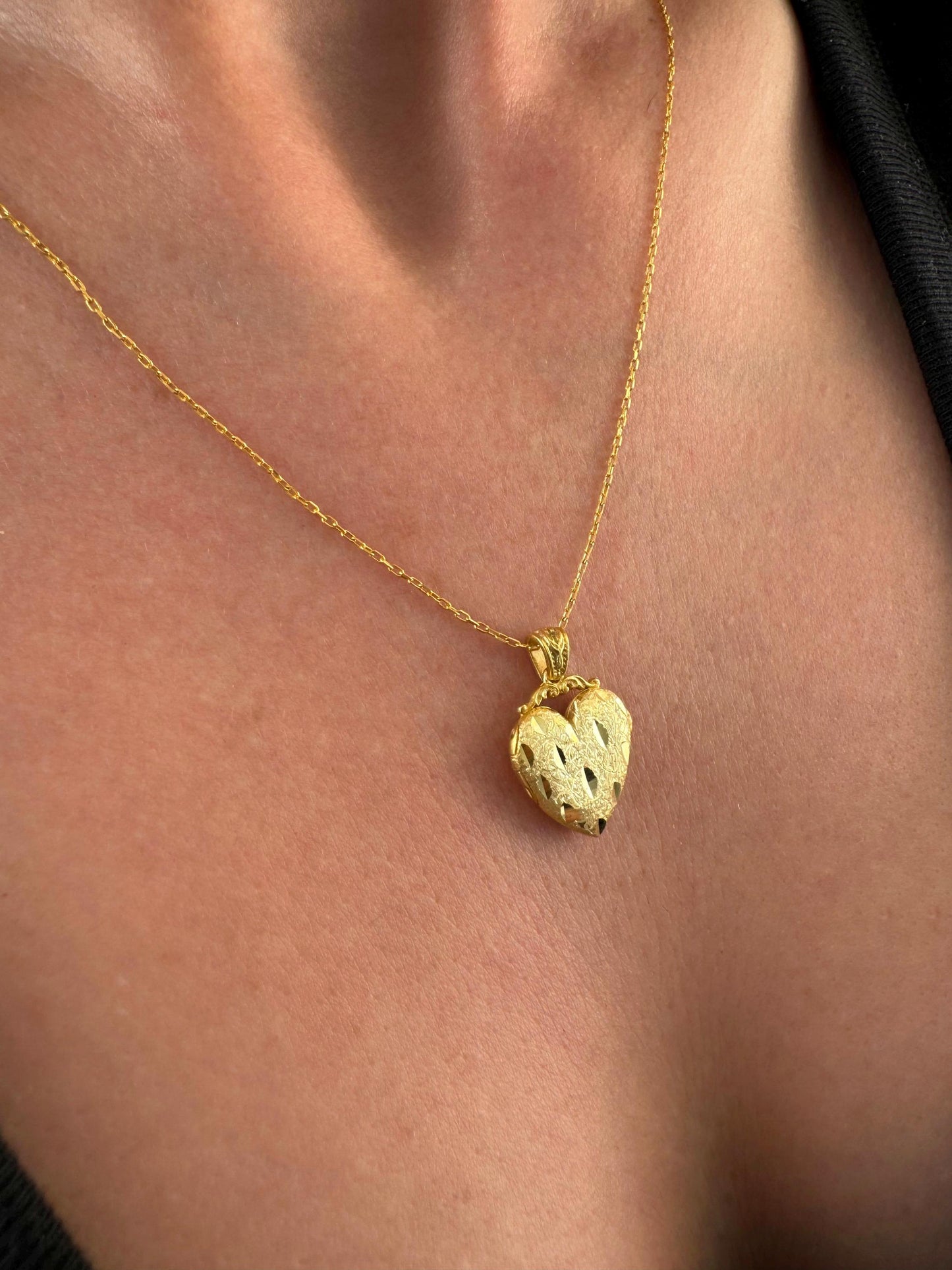 Gold Heart Locket Necklace – Personalized Photo Keepsake Pendant in Solid Gold or Gold-Plated Silver
