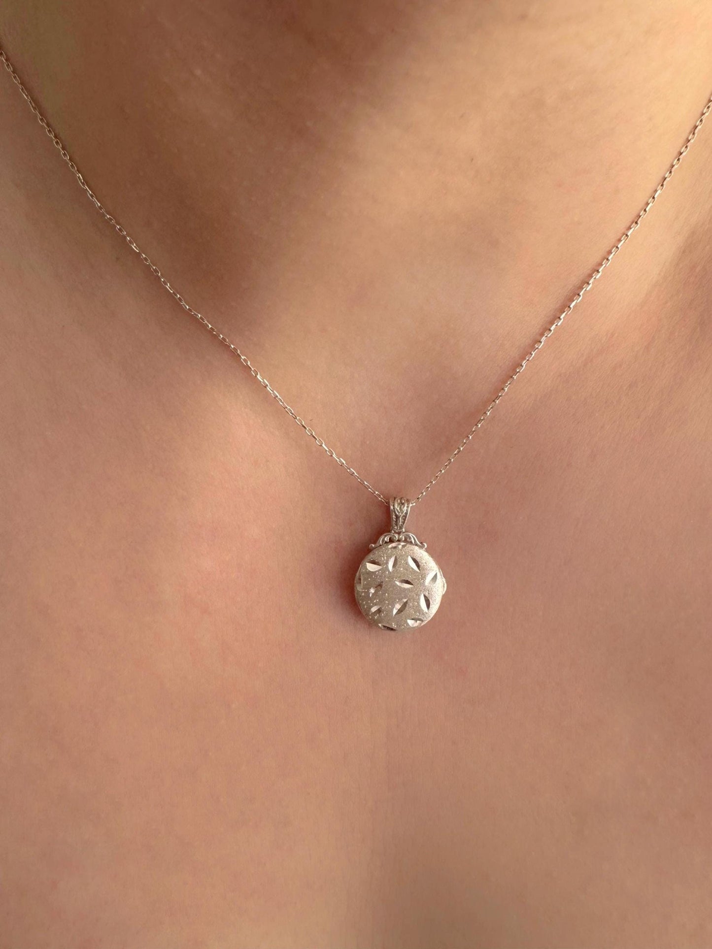 Round Locket Necklace with Engraved Floral Motif – Custom Photo Pendant in Silver or Gold, Double-Sided Memory Keepsake Gift