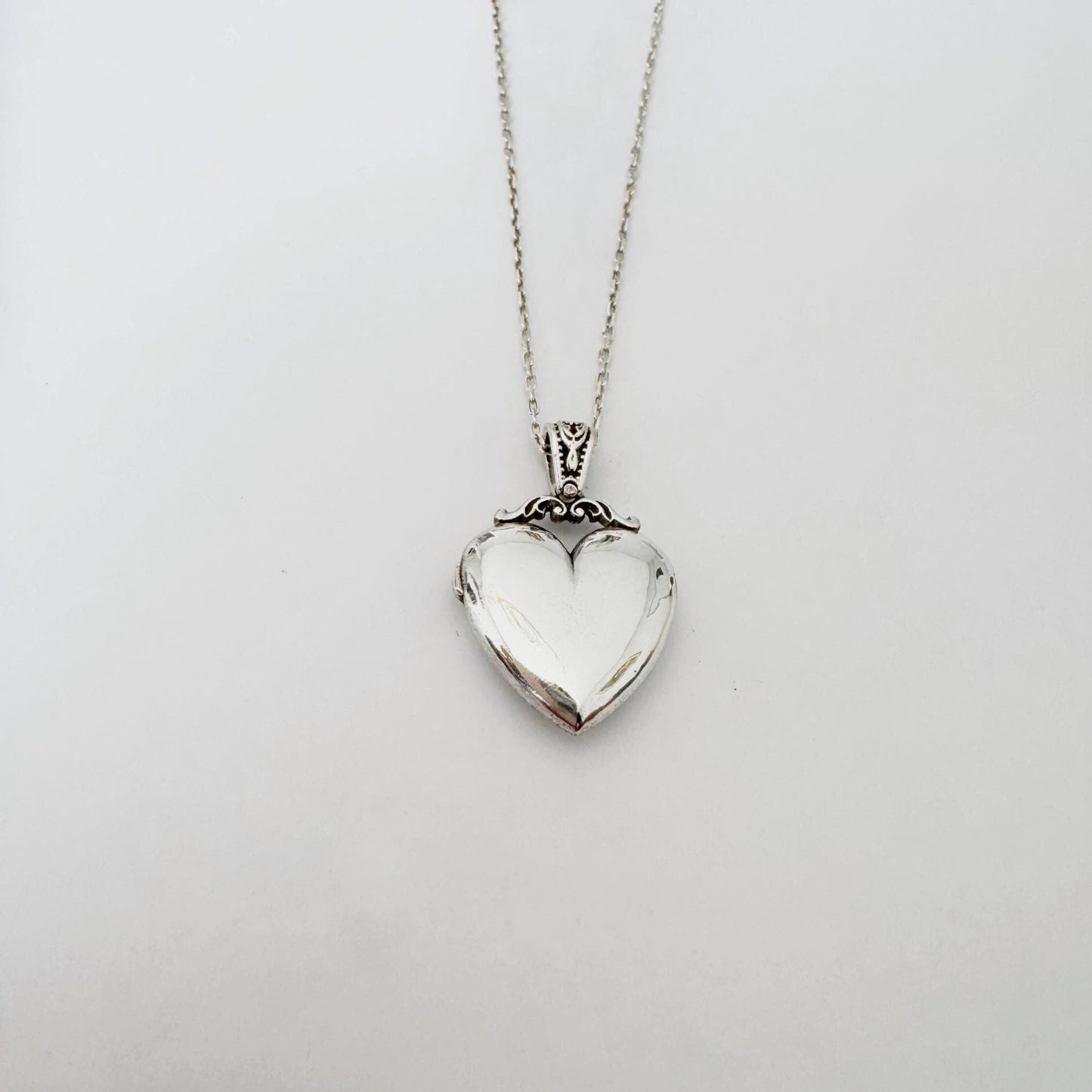 Heart Locket Necklace with Hand-Engraved Polaris and Leaf Motifs, Custom Photo and Engraving, Double-Sided Pendant in Silver or Solid Gold