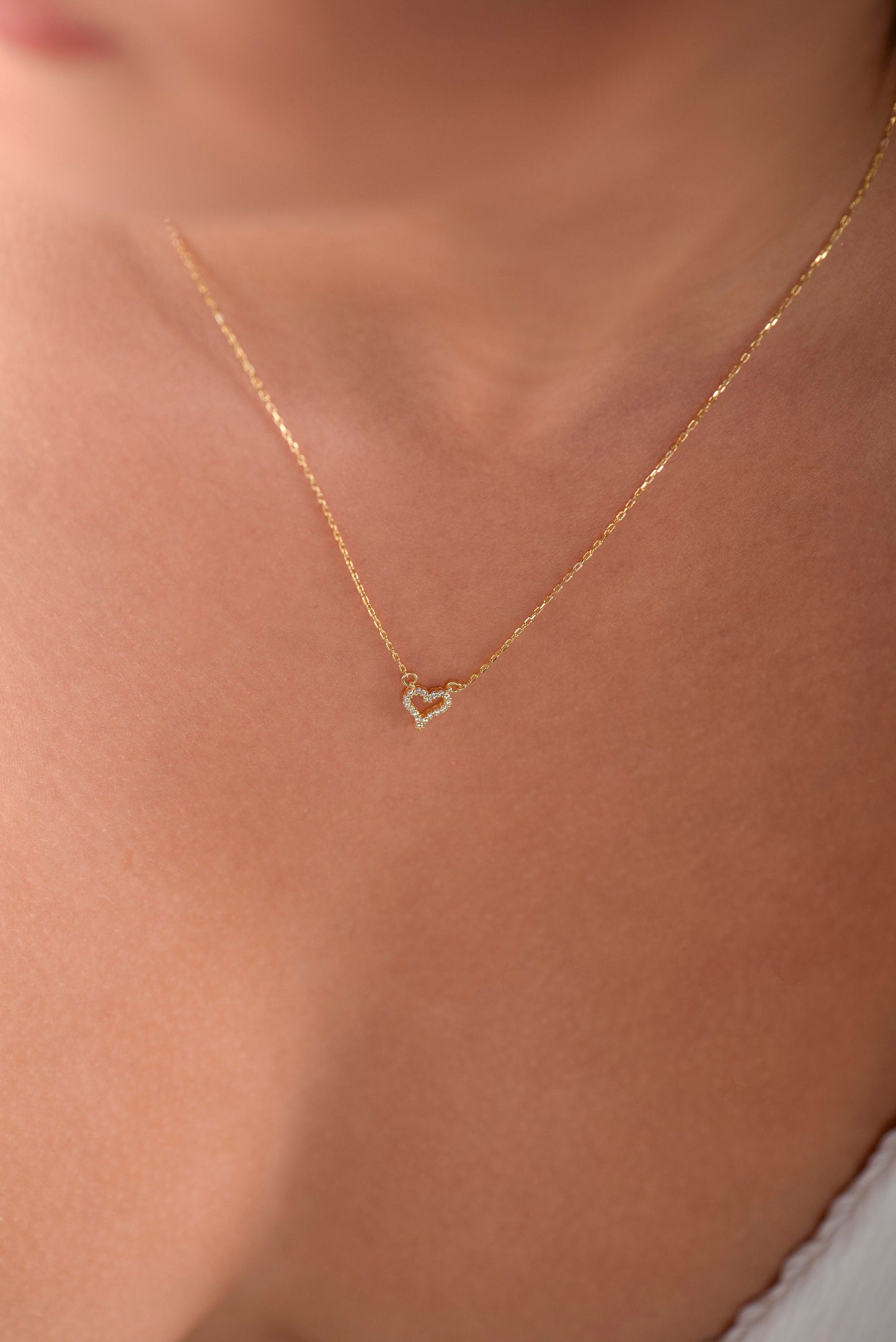 14K Solid Gold Heart Necklace, Minimal Diamond Stone Heart Necklace, Minimal Heart Necklace, Gift For Mom