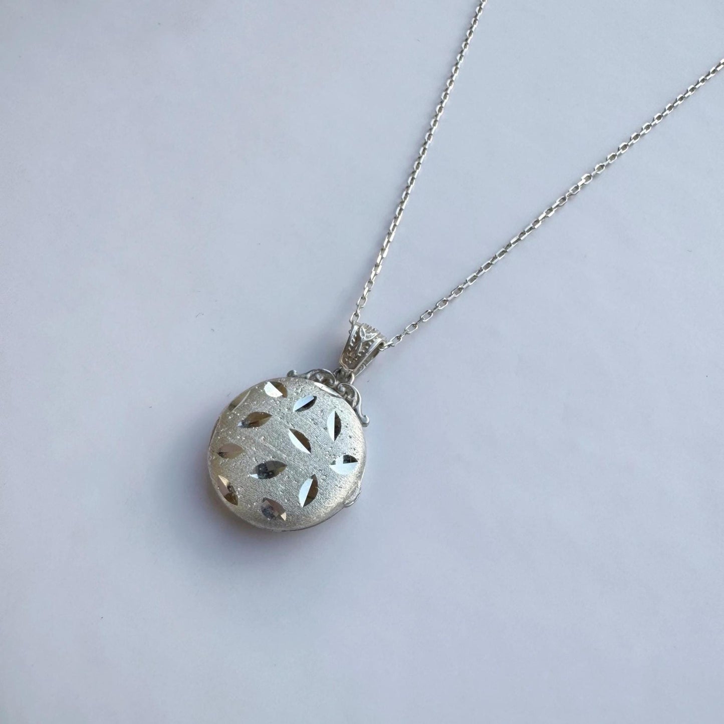 Round Locket Necklace with Engraved Floral Motif – Custom Photo Pendant in Silver or Gold, Double-Sided Memory Keepsake Gift