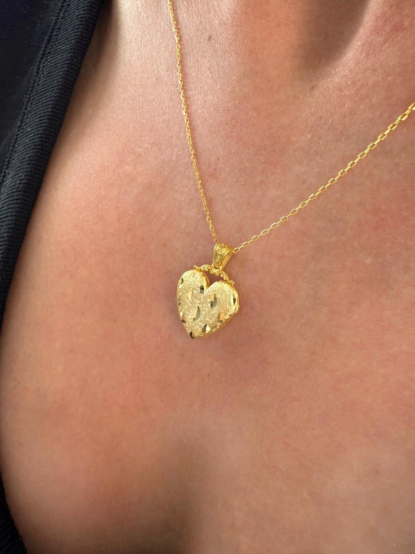 Gold Heart Locket Necklace – Personalized Photo Keepsake Pendant in Solid Gold or Gold-Plated Silver