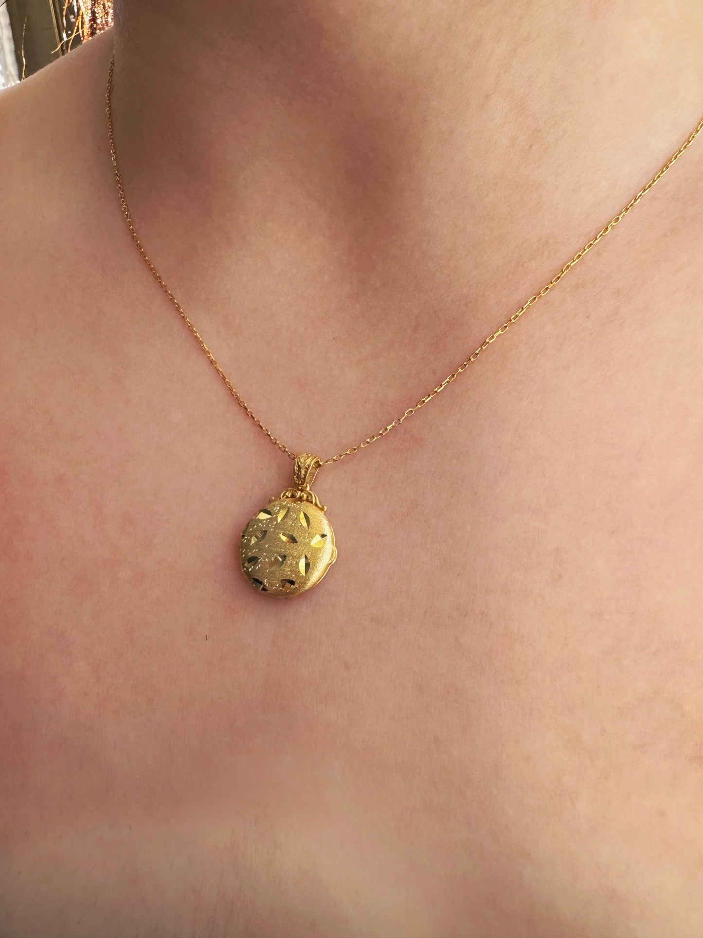 Gold Floral Engraved Round Locket – Custom Photo Pendant in Vermeil or Solid Gold, Handcrafted Double-Sided Keepsake Necklace