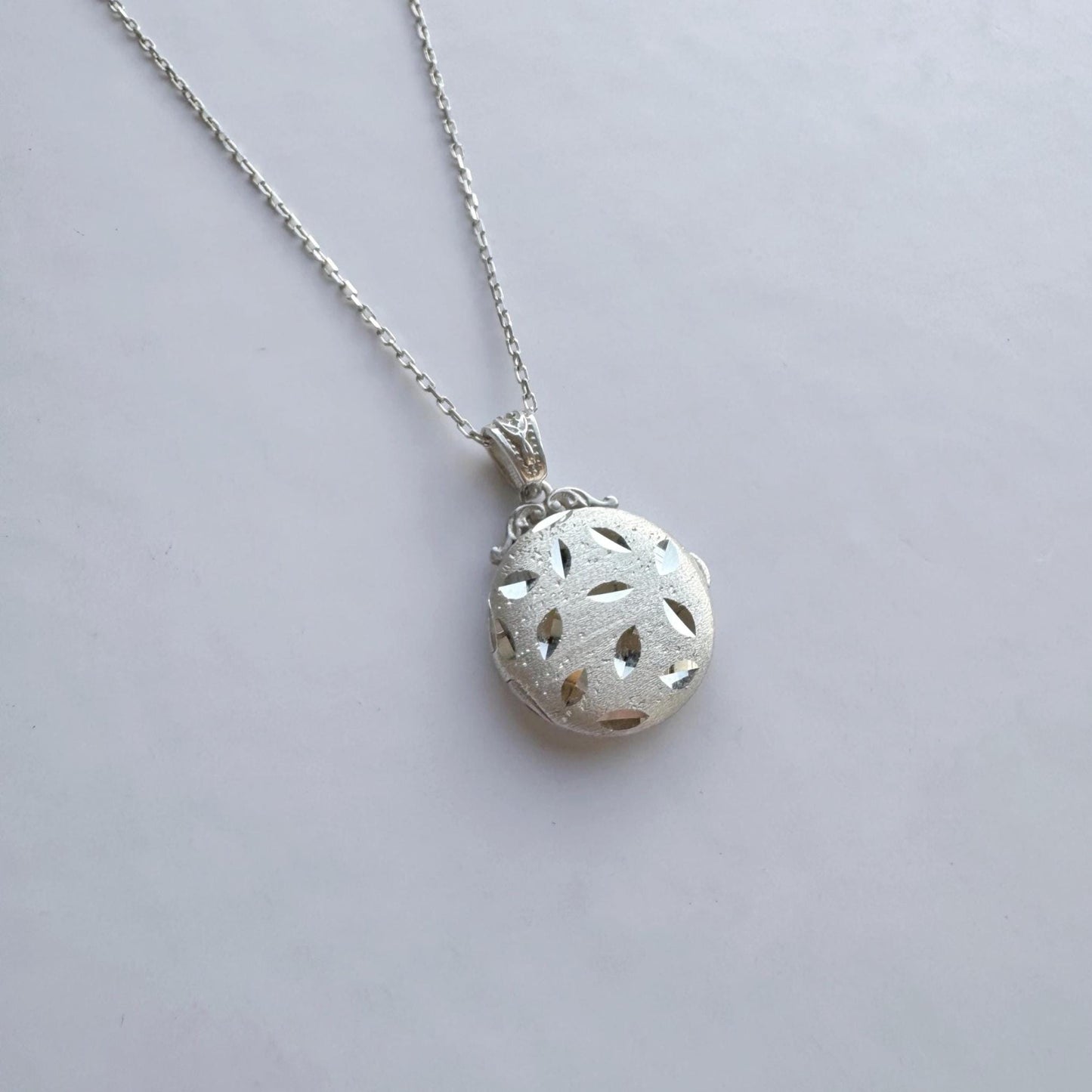 Round Locket Necklace with Engraved Floral Motif – Custom Photo Pendant in Silver or Gold, Double-Sided Memory Keepsake Gift
