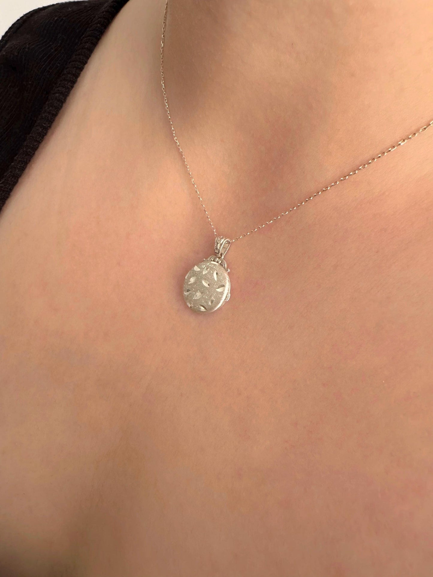 Round Locket Necklace with Engraved Floral Motif – Custom Photo Pendant in Silver or Gold, Double-Sided Memory Keepsake Gift