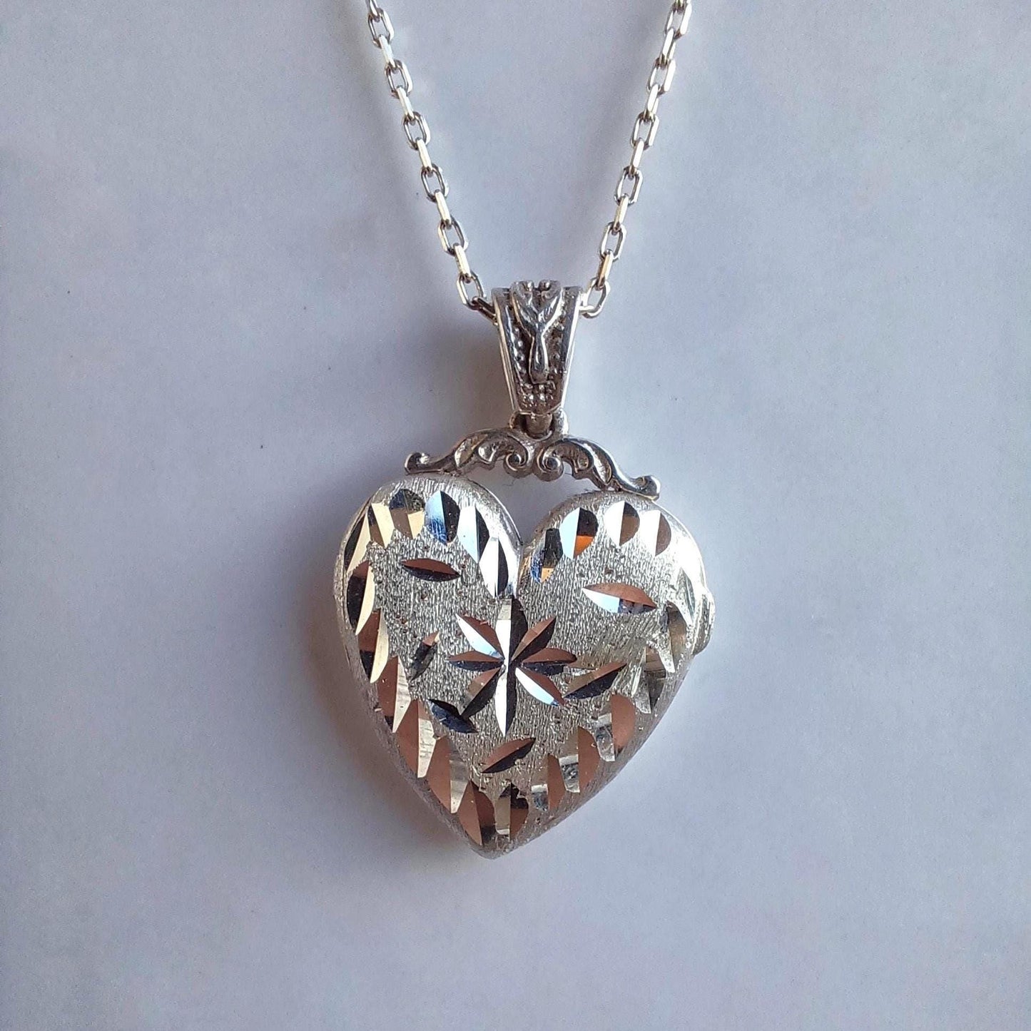 Heart Locket Necklace with Hand-Engraved Polaris and Leaf Motifs, Custom Photo and Engraving, Double-Sided Pendant in Silver or Solid Gold