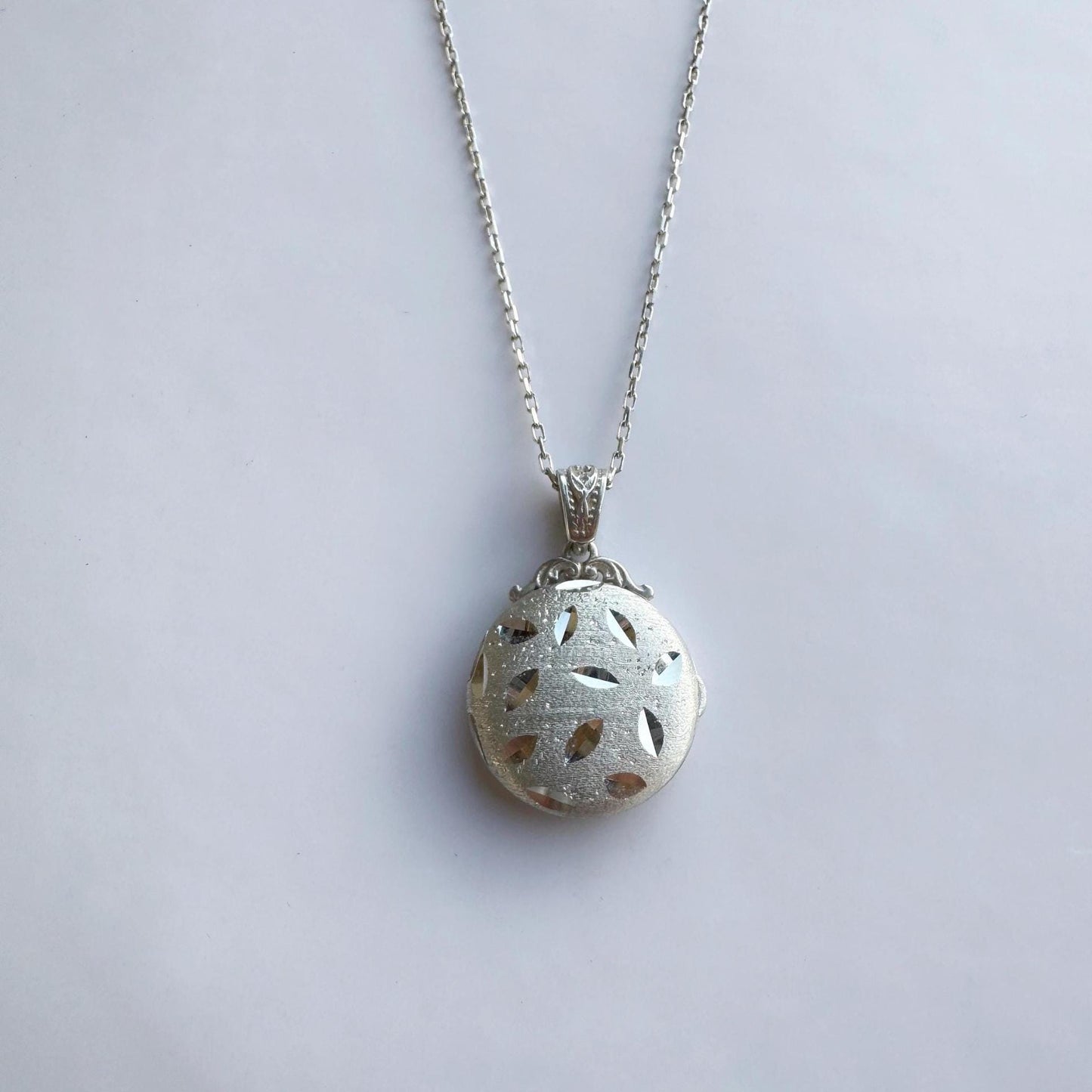 Round Locket Necklace with Engraved Floral Motif – Custom Photo Pendant in Silver or Gold, Double-Sided Memory Keepsake Gift