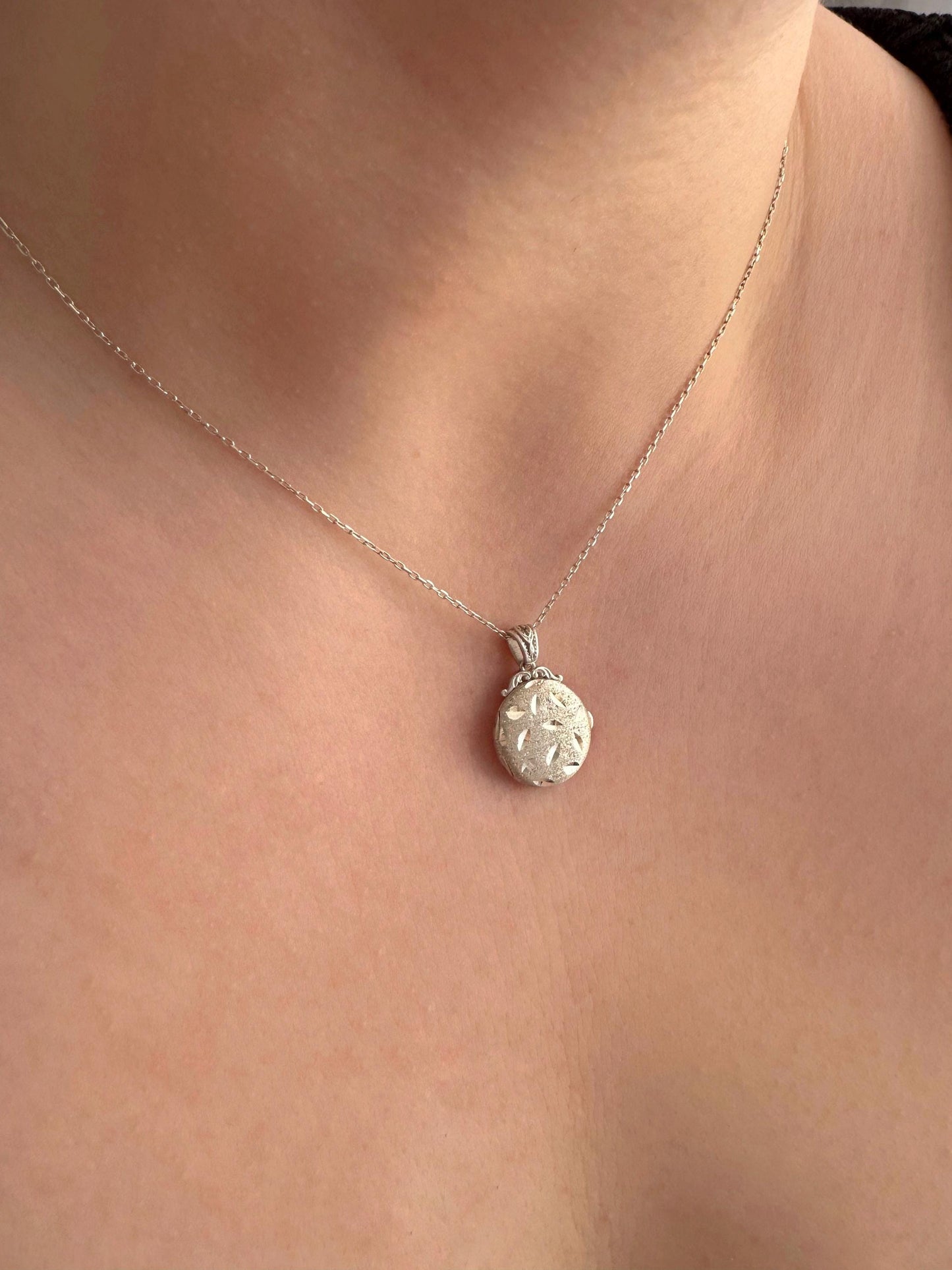 Round Locket Necklace with Engraved Floral Motif – Custom Photo Pendant in Silver or Gold, Double-Sided Memory Keepsake Gift
