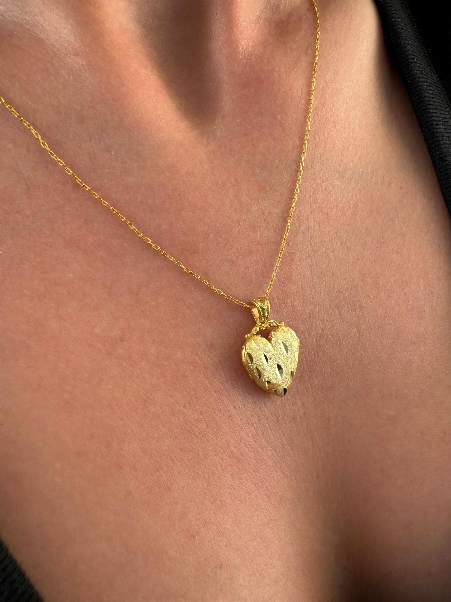 Gold Heart Locket Necklace – Personalized Photo Keepsake Pendant in Solid Gold or Gold-Plated Silver