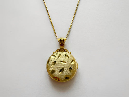 Gold Floral Engraved Round Locket – Custom Photo Pendant in Vermeil or Solid Gold, Handcrafted Double-Sided Keepsake Necklace