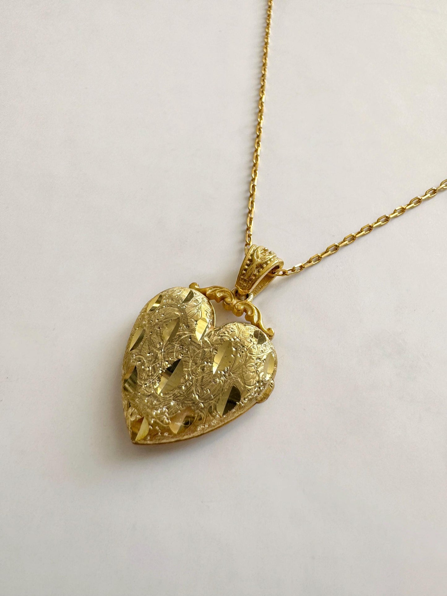 Gold Heart Locket Necklace – Personalized Photo Keepsake Pendant in Solid Gold or Gold-Plated Silver