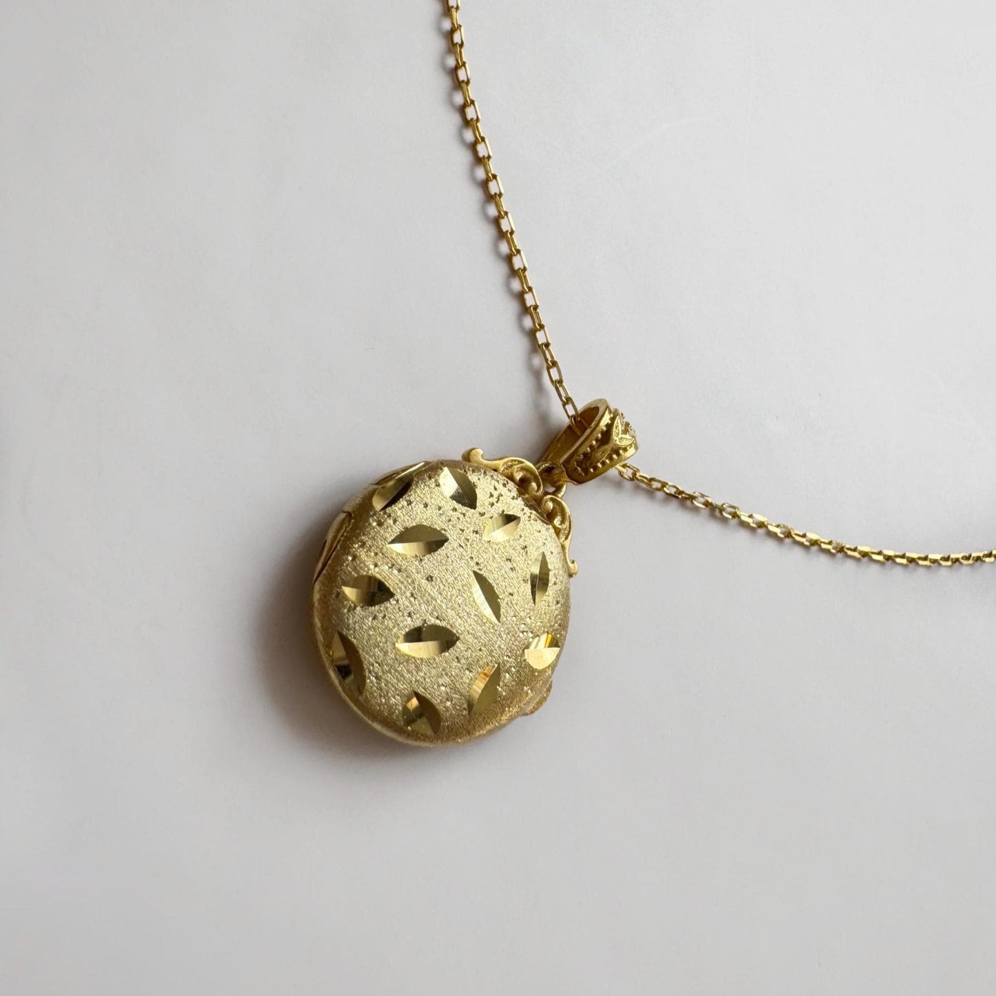 Gold Floral Engraved Round Locket – Custom Photo Pendant in Vermeil or Solid Gold, Handcrafted Double-Sided Keepsake Necklace
