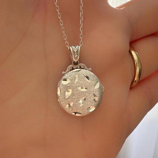 Round Locket Necklace with Engraved Floral Motif – Custom Photo Pendant in Silver or Gold, Double-Sided Memory Keepsake Gift