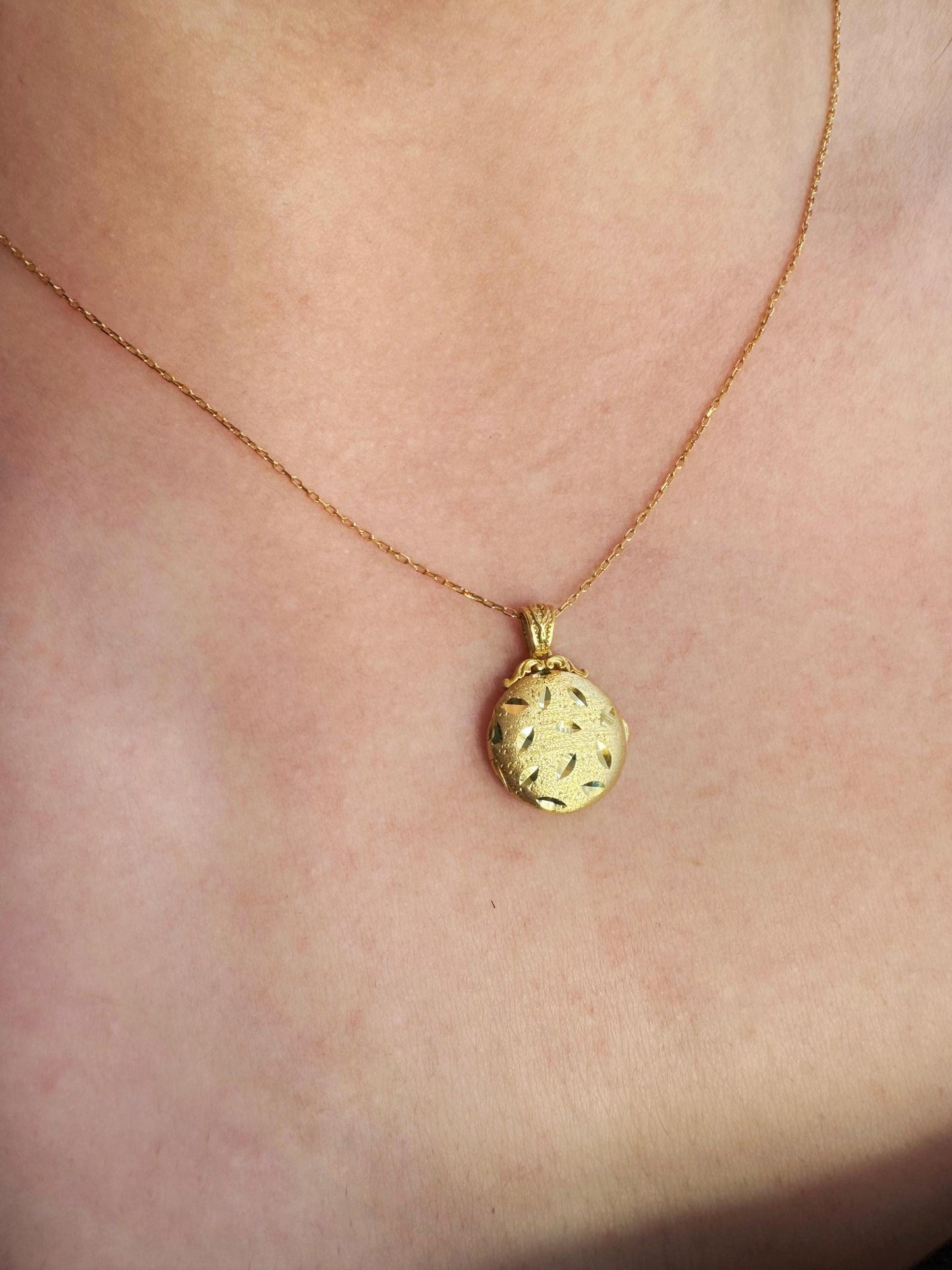 Gold Floral Engraved Round Locket – Custom Photo Pendant in Vermeil or Solid Gold, Handcrafted Double-Sided Keepsake Necklace