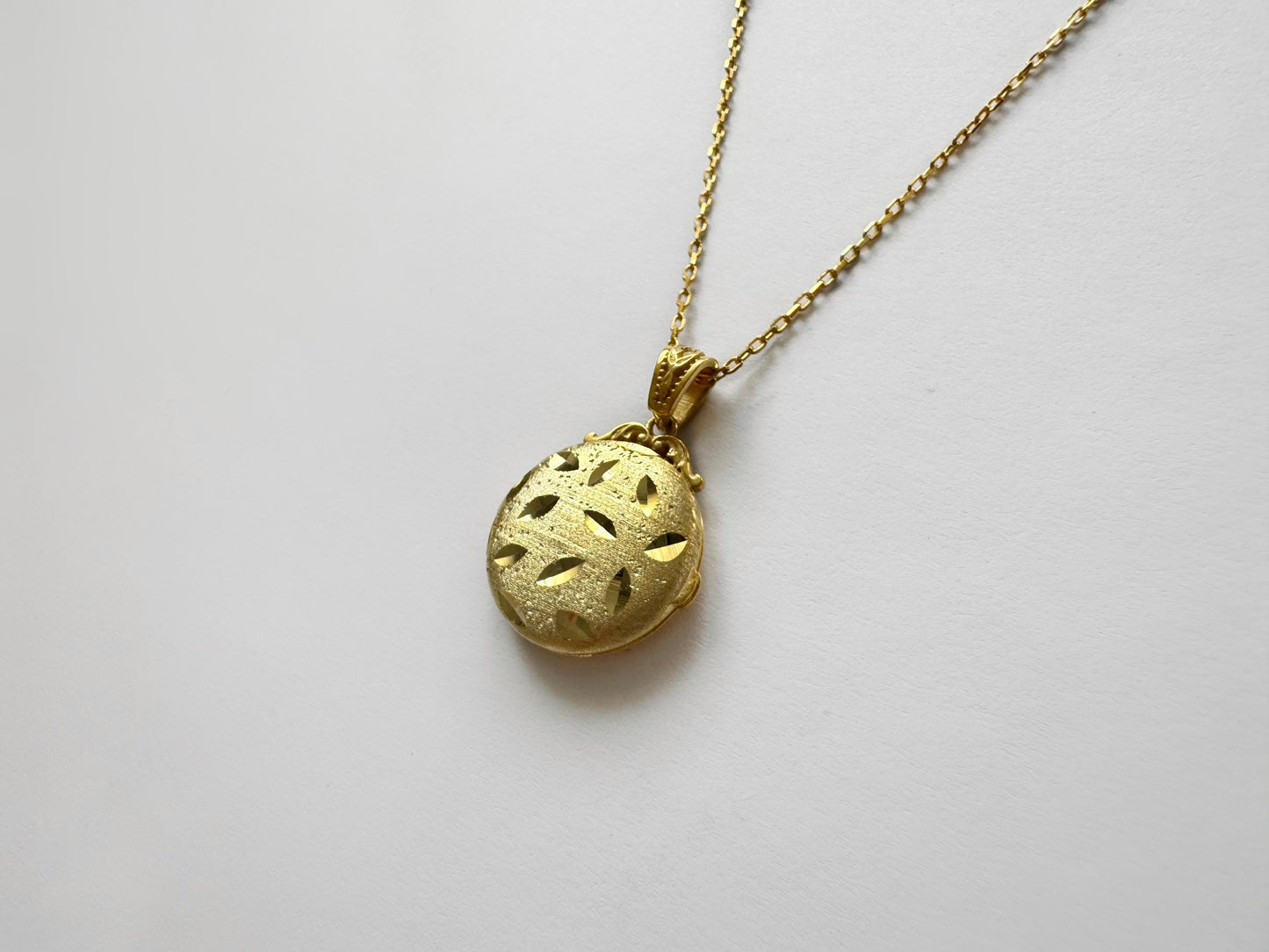 Gold Floral Engraved Round Locket – Custom Photo Pendant in Vermeil or Solid Gold, Handcrafted Double-Sided Keepsake Necklace