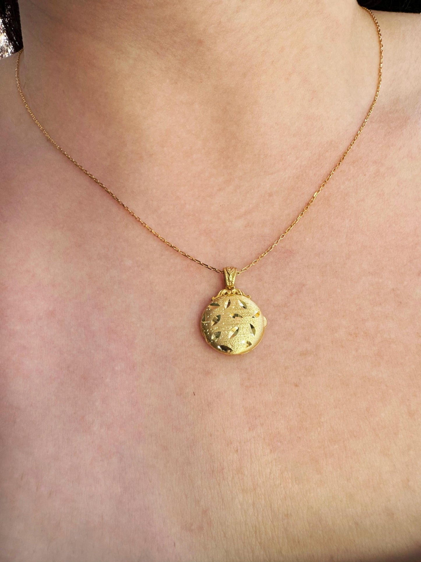 Gold Floral Engraved Round Locket – Custom Photo Pendant in Vermeil or Solid Gold, Handcrafted Double-Sided Keepsake Necklace