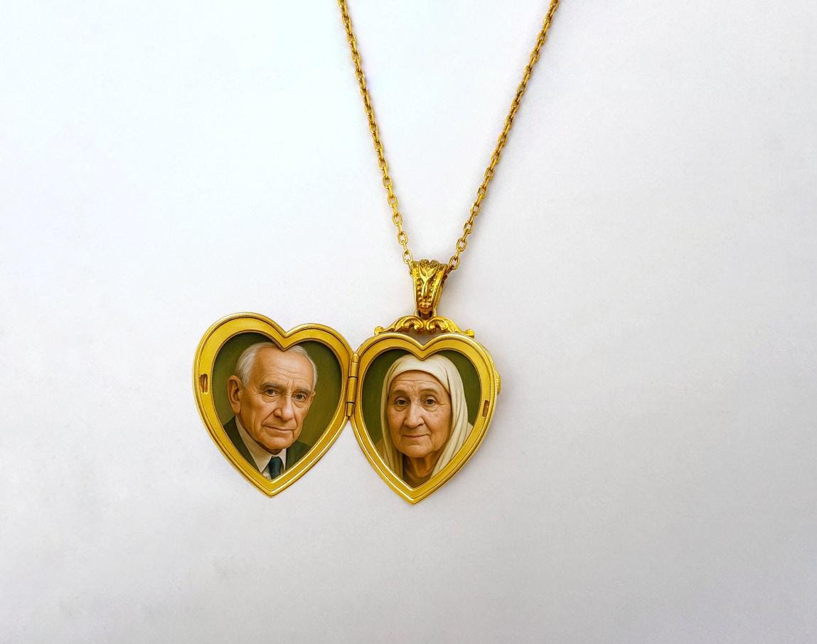 Gold Heart Locket Necklace – Personalized Photo Keepsake Pendant in Solid Gold or Gold-Plated Silver