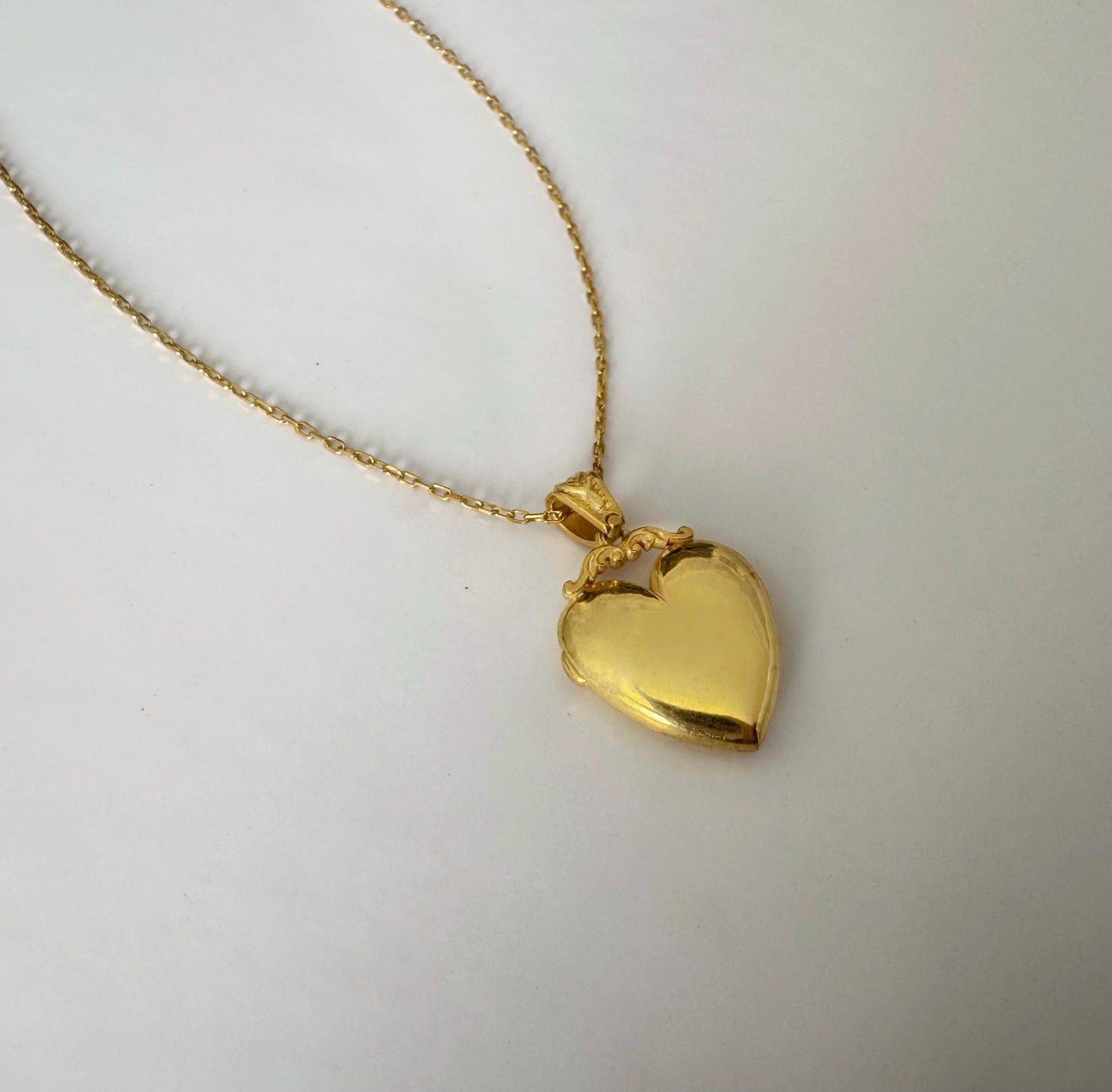 Gold Heart Locket Necklace – Personalized Photo Keepsake Pendant in Solid Gold or Gold-Plated Silver