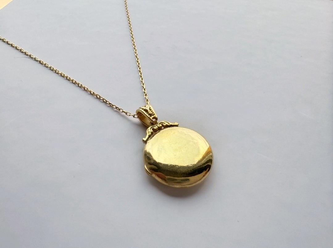 Gold Floral Engraved Round Locket – Custom Photo Pendant in Vermeil or Solid Gold, Handcrafted Double-Sided Keepsake Necklace
