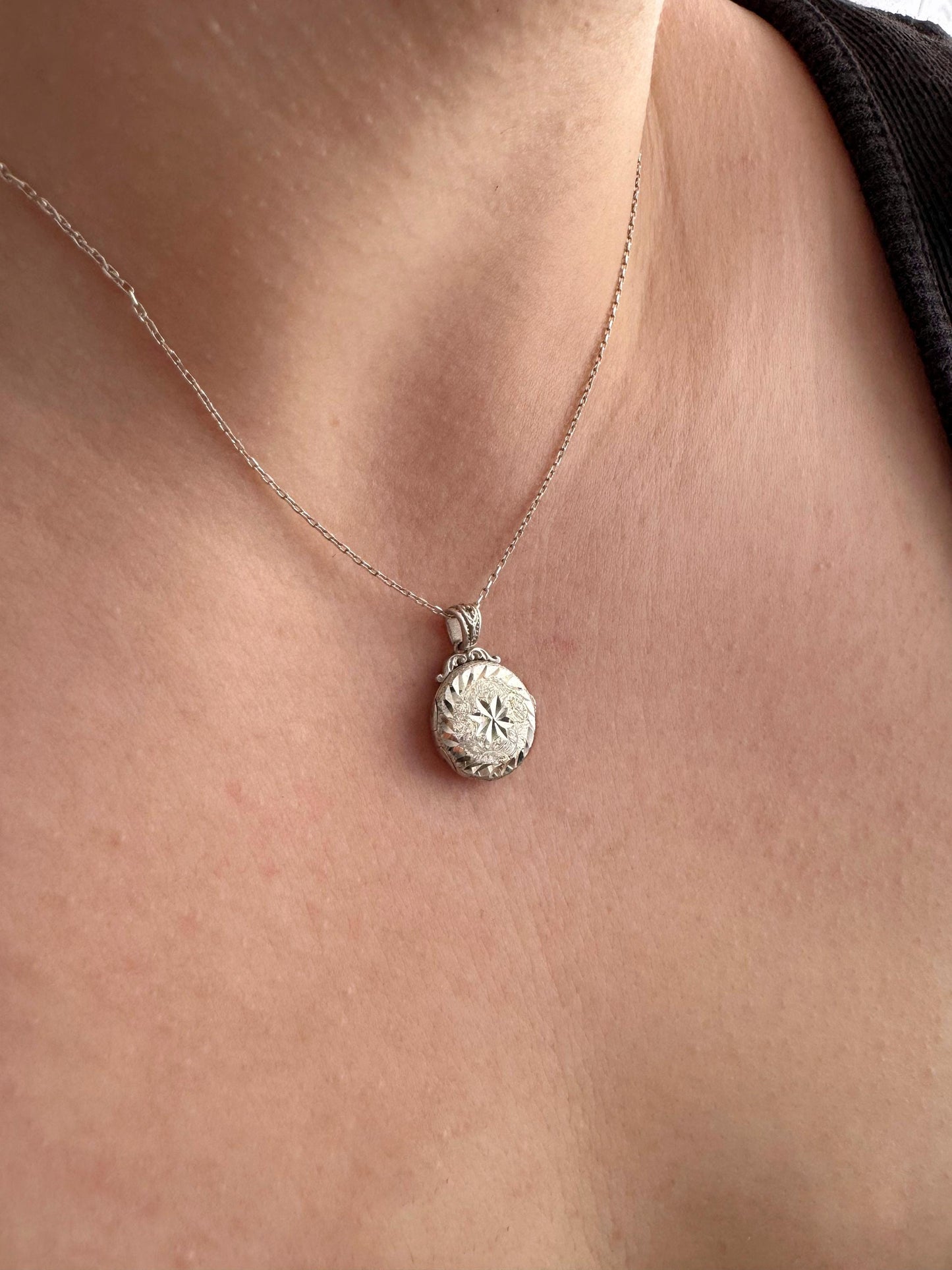 Hand Engraved Star Round Locket Necklace with Photo & Custom Engraving – 925 Sterling Silver or Solid Gold Options