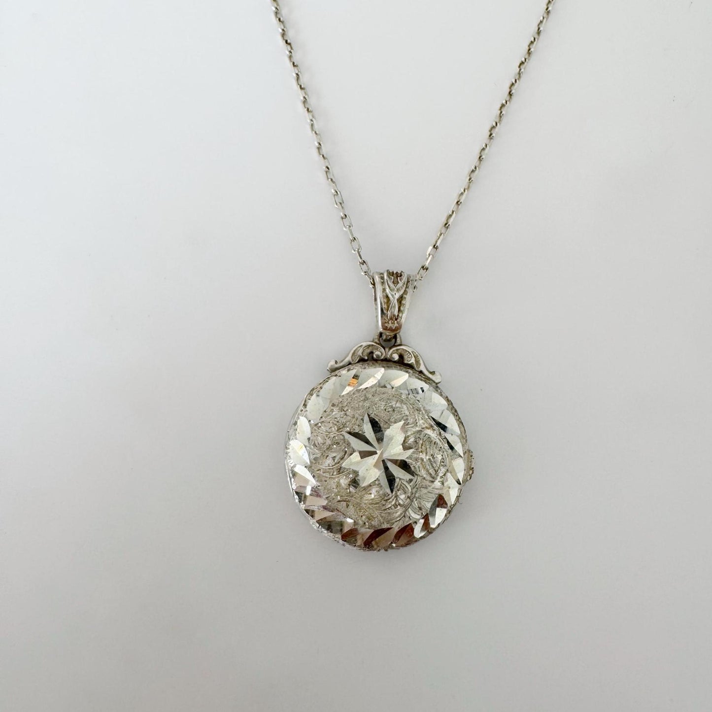 Hand Engraved Star Round Locket Necklace with Photo & Custom Engraving – 925 Sterling Silver or Solid Gold Options